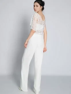 Tenue de mariée deux pièces haut en dentelle dos en V décoré des boutons pantalon en crêpe élastique