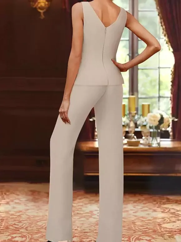 Tenue de mère de mariée 3 piècse conçue avec décolleté et manches longues à paillettes pour les invités de mariage