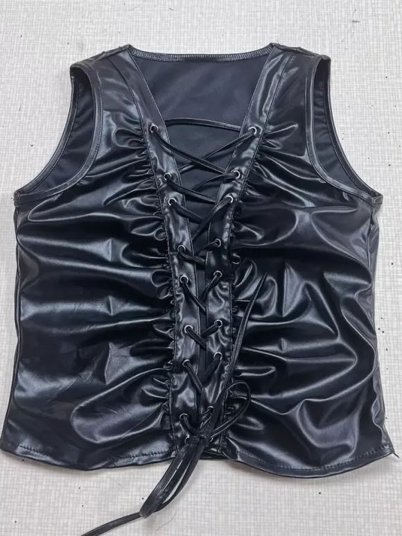 Tenue de club Top élégant col en V plissé sans manches en cuir PU épaule ouverte