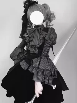 Tenues gothiques Lolita à rayures chemisier à volants gilet et jupe noire costume trois pièces