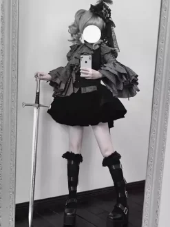 Tenues gothiques Lolita à rayures chemisier à volants gilet et jupe noire costume trois pièces