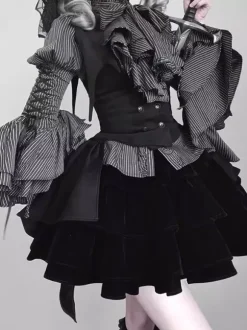 Tenues gothiques Lolita à rayures chemisier à volants gilet et jupe noire costume trois pièces