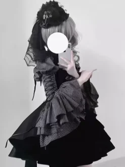 Tenues gothiques Lolita à rayures chemisier à volants gilet et jupe noire costume trois pièces