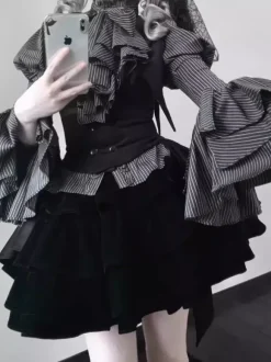 Tenues gothiques Lolita à rayures chemisier à volants gilet et jupe noire costume trois pièces