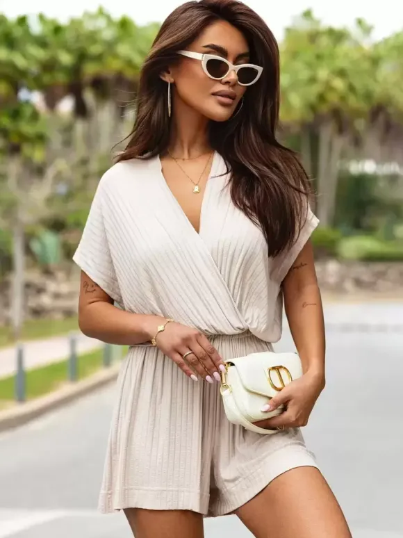 Tenue une pièce d'été large en polyester plissé à manches courtes et col en V blanc