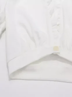 Top d'été court blanc crème à buste froncé manches bouffantes à volants et coupe cache-c艙ur