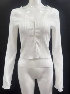 Top en maille côtelée à col en V et manches cloche orné de dentelle collection femme 2026