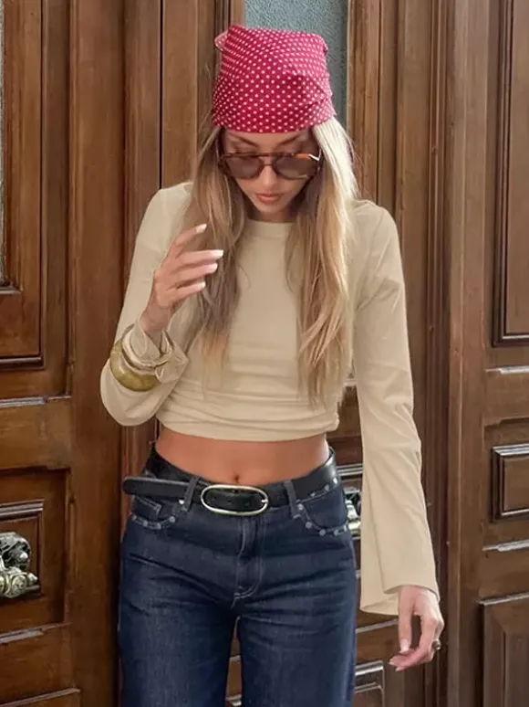 Top beige côtelé à manches longues pour femme - Coupe ajustée manches évasées et froncées sur le devant - Style streetwear minimaliste et basique pour le printemps 2026