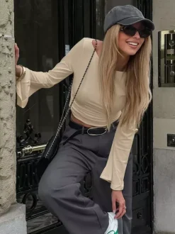 Top beige côtelé à manches longues pour femme - Coupe ajustée manches évasées et froncées sur le devant - Style streetwear minimaliste et basique pour le printemps 2026