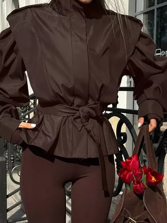 Trench-coat ceinturé pour femme - Col montant chic épaulettes coupe ajustée et péplum - Collection streetwear printemps 2026 au luxe discret