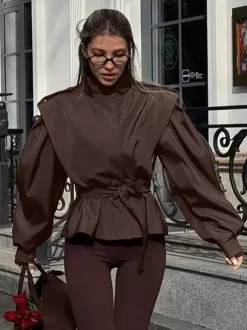 Trench-coat ceinturé pour femme - Col montant chic épaulettes coupe ajustée et péplum - Collection streetwear printemps 2026 au luxe discret