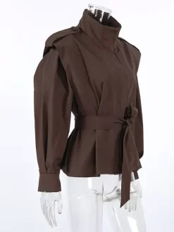 Trench-coat ceinturé pour femme - Col montant chic épaulettes coupe ajustée et péplum - Collection streetwear printemps 2026 au luxe discret
