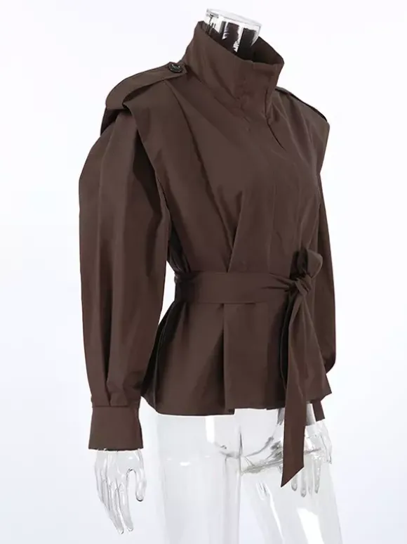 Trench-coat ceinturé pour femme - Col montant chic épaulettes coupe ajustée et péplum - Collection streetwear printemps 2026 au luxe discret