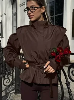 Trench-coat ceinturé pour femme - Col montant chic épaulettes coupe ajustée et péplum - Collection streetwear printemps 2026 au luxe discret