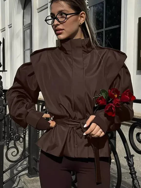 Trench-coat ceinturé pour femme - Col montant chic épaulettes coupe ajustée et péplum - Collection streetwear printemps 2026 au luxe discret