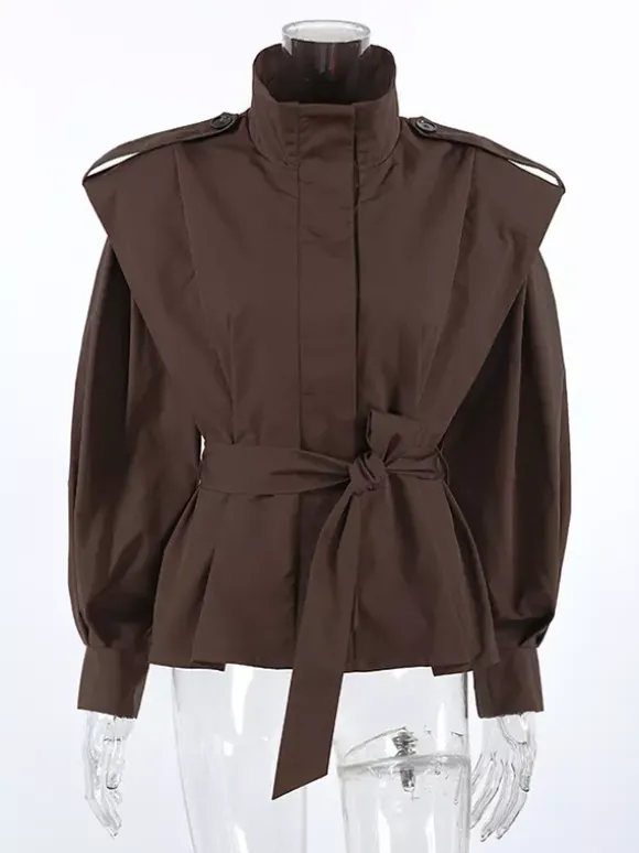 Trench-coat ceinturé pour femme - Col montant chic épaulettes coupe ajustée et péplum - Collection streetwear printemps 2026 au luxe discret