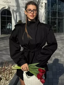 Trench-coat ceinturé pour femme - Col montant chic épaulettes coupe ajustée et péplum - Collection streetwear printemps 2026 au luxe discret