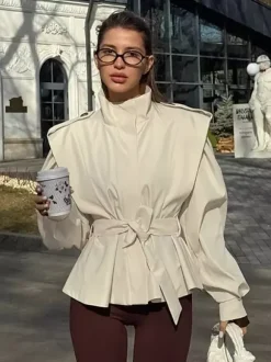 Trench-coat ceinturé pour femme - Col montant chic épaulettes coupe ajustée et péplum - Collection streetwear printemps 2026 au luxe discret