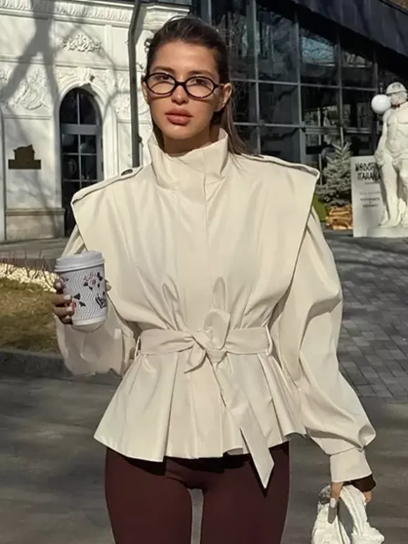 Trench-coat ceinturé pour femme - Col montant chic épaulettes coupe ajustée et péplum - Collection streetwear printemps 2026 au luxe discret
