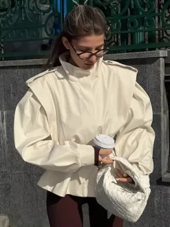 Trench-coat ceinturé pour femme - Col montant chic épaulettes coupe ajustée et péplum - Collection streetwear printemps 2026 au luxe discret