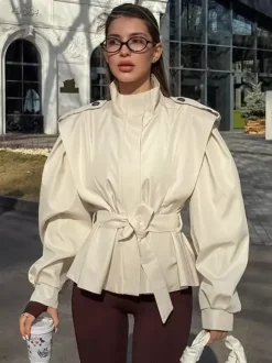 Trench-coat ceinturé pour femme - Col montant chic épaulettes coupe ajustée et péplum - Collection streetwear printemps 2026 au luxe discret