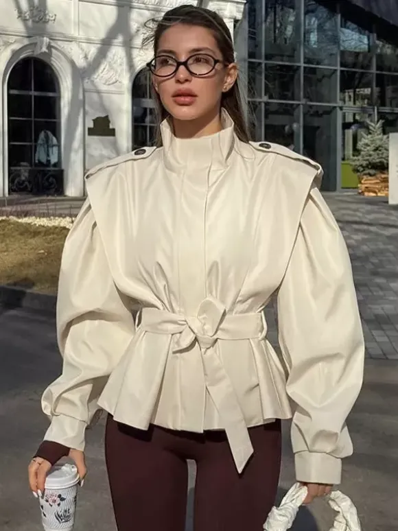 Trench-coat ceinturé pour femme - Col montant chic épaulettes coupe ajustée et péplum - Collection streetwear printemps 2026 au luxe discret
