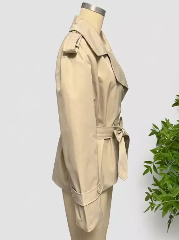 Trench-coat court pour femme - Veste coupe-vent élégante et cintrée avec ceinture - Vêtement d'extérieur idéal pour le printemps du bureau au restaurant - Collection printemps 2026