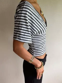 T-shirt à manches courtes à rayures grises et col en V pour femme