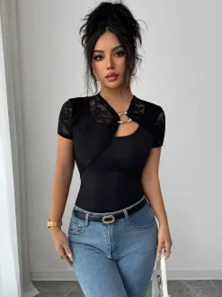 T-shirt à manches courtes en dentelle noire à col asymétrique pour femme