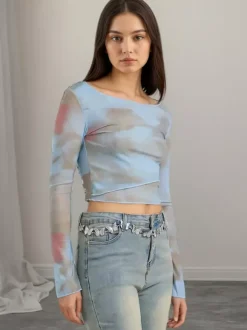 T-shirt court à manches longues en maille tie-dye à épaules dénudées et coupe ajustée style club