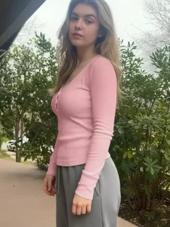 T-shirt Henley côtelé pour femme - Coupe ajustée col V manches longues boutonnage sur le devant - Idéal pour le printemps 2026