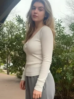 T-shirt Henley côtelé pour femme - Coupe ajustée col V manches longues boutonnage sur le devant - Idéal pour le printemps 2026