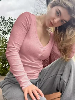 T-shirt Henley côtelé pour femme - Coupe ajustée col V manches longues boutonnage sur le devant - Idéal pour le printemps 2026