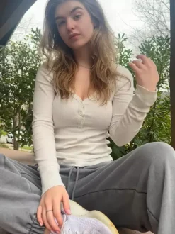 T-shirt Henley côtelé pour femme - Coupe ajustée col V manches longues boutonnage sur le devant - Idéal pour le printemps 2026