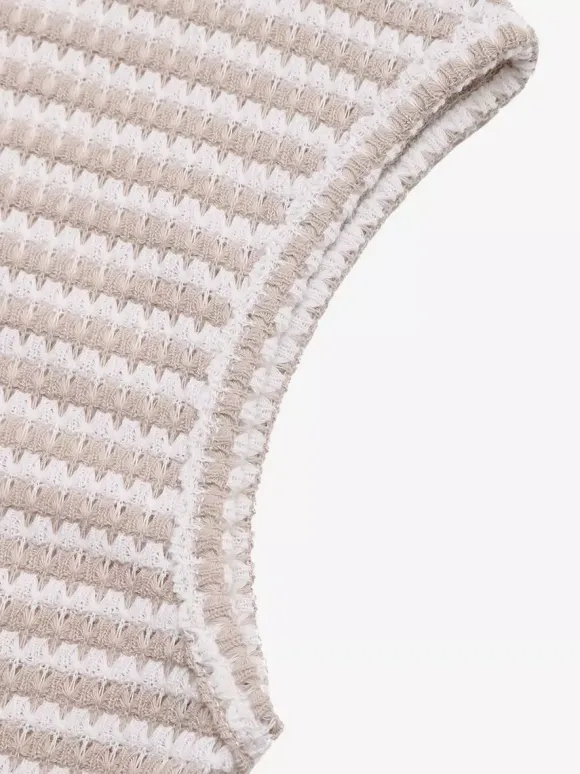 T-shirt à manches courtes kaki à boutons et col en V idéal pour l'été chez les femmes.