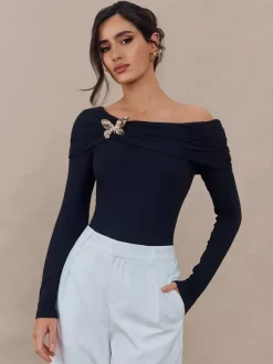 T-shirt à manches longues noir plissé à épaules dénudées pour femme