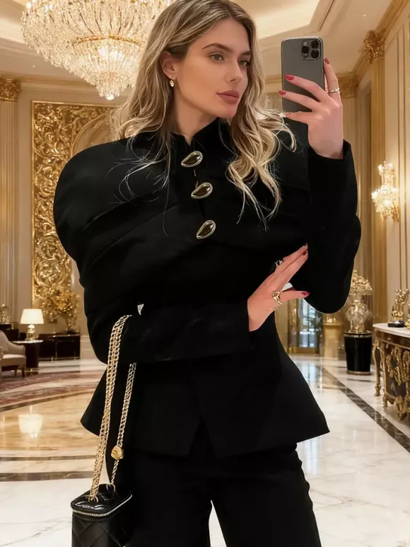 Veste blazer cintrée à basque et col montant pour femme épaules cape et boutons dorés