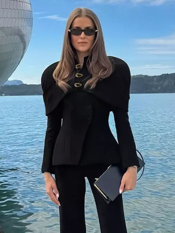 Veste blazer cintrée à basque et col montant pour femme épaules cape et boutons dorés