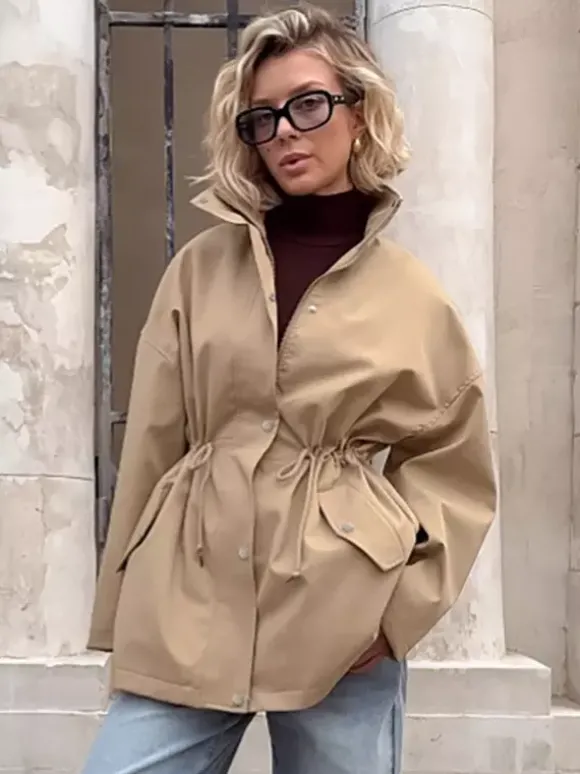 Veste coupe-vent kaki à col montant pour femme - Taille élastiquée avec cordon de serrage - Coupe ample - Style cargo utilitaire - Collection printemps 2026