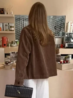 Veste courte à revers et boutons pour femme style vintage décontracté avec poches.