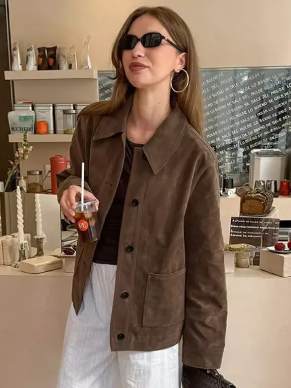 Veste courte à revers et boutons pour femme style vintage décontracté avec poches.