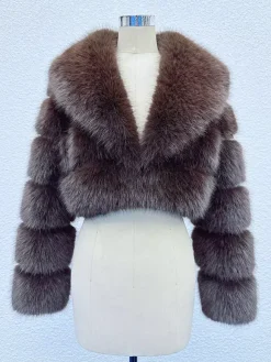 Veste courte en fausse fourrure à manches superposées et col à revers pour l'hiver 2026