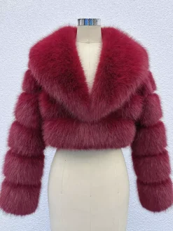 Veste courte en fausse fourrure à manches superposées et col à revers pour l'hiver 2026