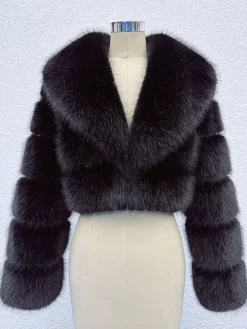Veste courte en fausse fourrure à manches superposées et col à revers pour l'hiver 2026