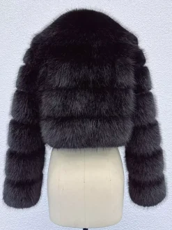 Veste courte en fausse fourrure à manches superposées et col à revers pour l'hiver 2026