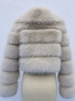 Veste courte en fausse fourrure à manches superposées et col à revers pour l'hiver 2026