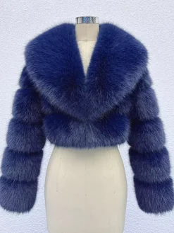 Veste courte en fausse fourrure à manches superposées et col à revers pour l'hiver 2026