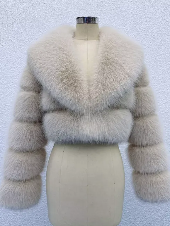 Veste courte en fausse fourrure à manches superposées et col à revers pour l'hiver 2026