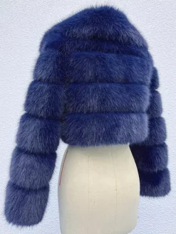Veste courte en fausse fourrure à manches superposées et col à revers pour l'hiver 2026