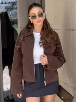 Veste courte femme en daim moka - Fermeture éclair minimaliste col polo coupe carrée - Idéale pour un look streetwear printanier décontracté (collection printemps 2026)